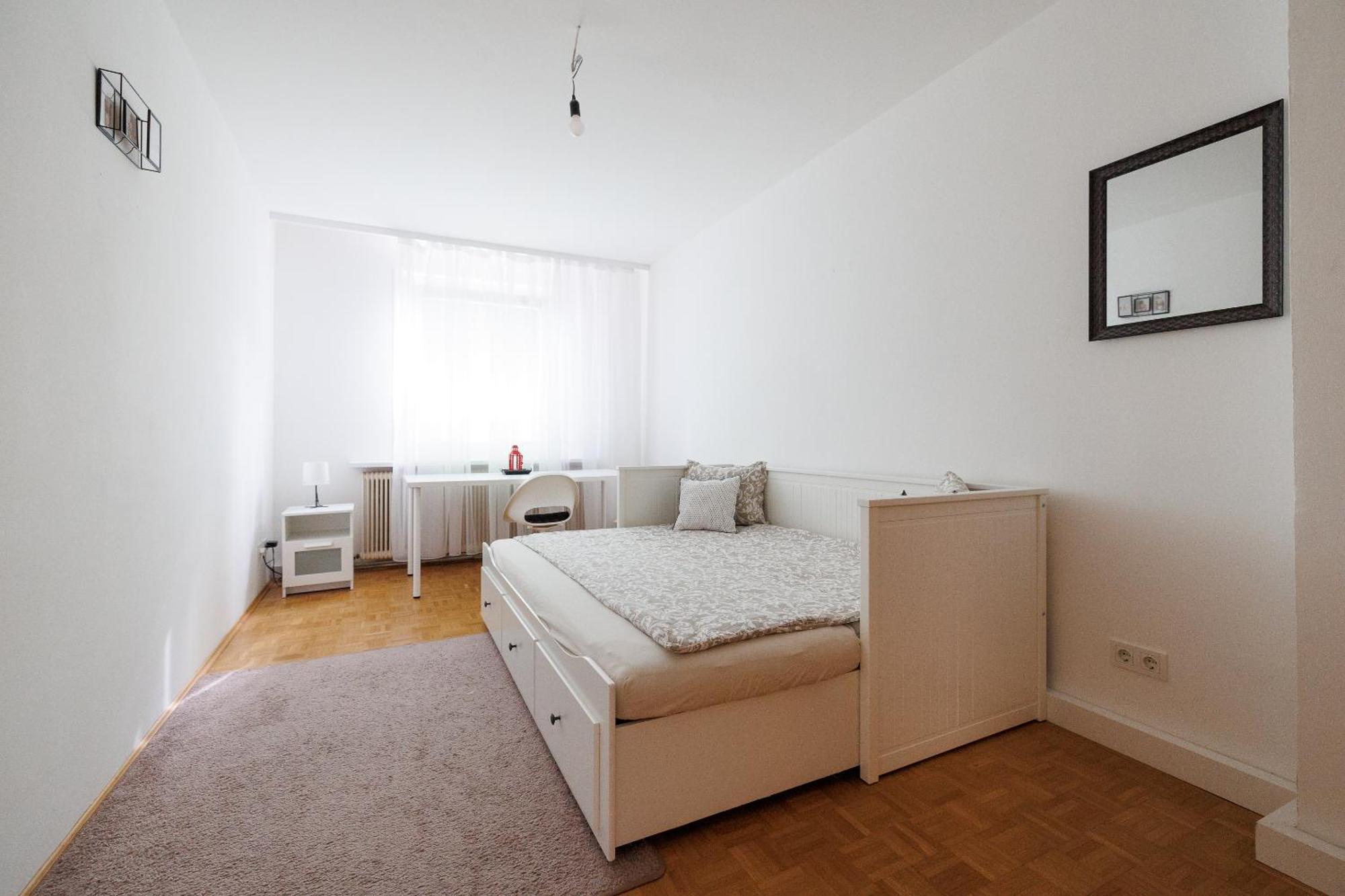 Cozy, Spacious And Charming 4 Bedrooms Apartament Wenen