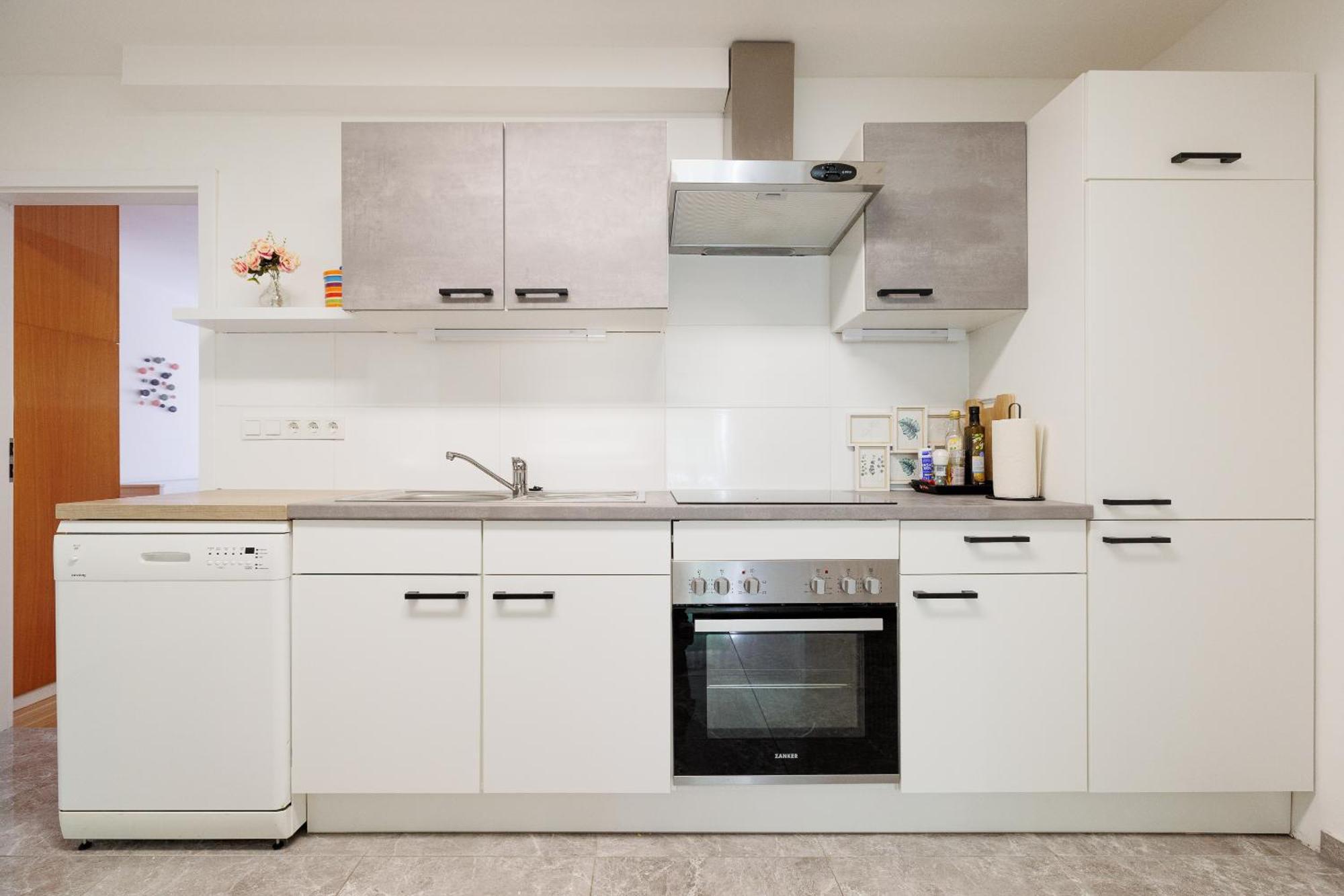 Cozy, Spacious And Charming 4 Bedrooms Apartament Wenen