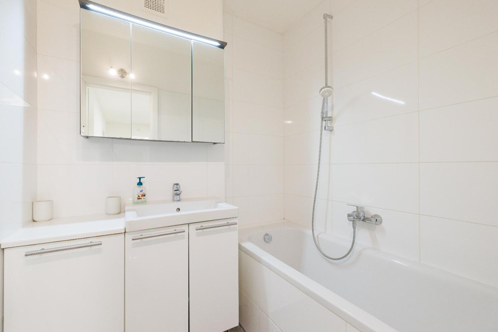 Cozy, Spacious And Charming 4 Bedrooms Apartament Wenen